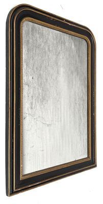 un miroir avec un cadre noir et des finitions dorées sur un mur blanc
