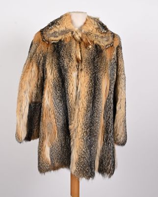 gros plan d'un manteau de fourrure sur un mannequin
