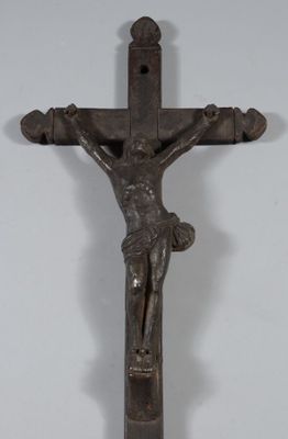 une statue de jésus en croix sur le mur