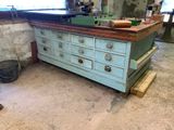 une commode bleue avec des tiroirs et d'autres tiroirs posés dessus