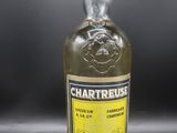 un gros plan sur une bouteille d'alcool posée sur une table