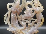 Figurine chinoise en jade sculpté représentant deux femmes et un dragon