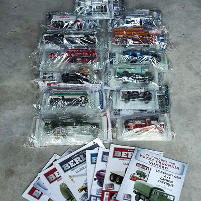 beaucoup de petits camions jouets qui traînent par terre