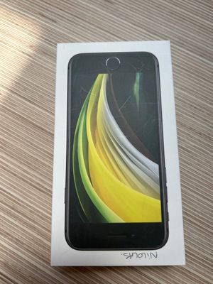 La boîte est ouverte sur une table en bois ; on y voit un téléphone noir.