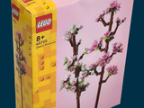 une boîte sur laquelle est représentée une fleur rose