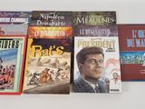 plusieurs livres sont alignés sur une surface blanche