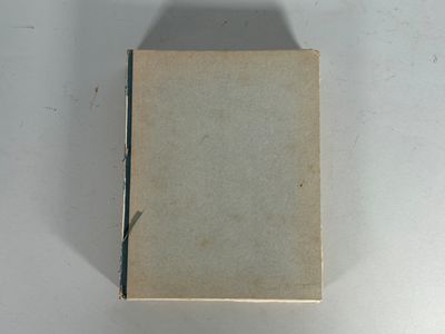 une boîte contenant un bout de papier, posée sur une table