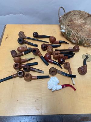 de nombreux types de pipes posés sur la table