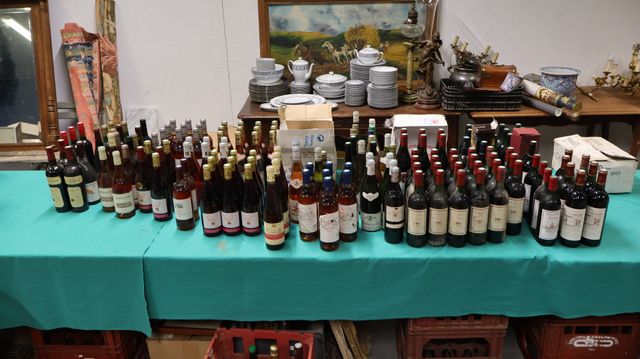 Important lot (environ 160 bouteilles) de vin rosé, blanc et roug...