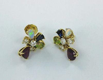 une photo d'une paire de boucles d'oreilles posée sur une surface blanche