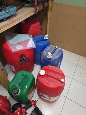 de nombreux types de bonbonnes de gaz posées par terre
