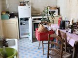 une petite cuisine avec une table et des chaises