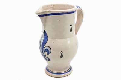 QUIMPER Pichet sur piédouche en faïence émaillée polychrome …