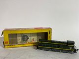 un petit train qui se trouve à côté d'une boîte