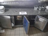 une image d'une cuisine commerciale avec beaucoup d'espace de travail