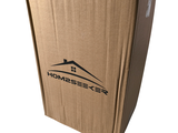 une boîte en carton sur laquelle figure un logo