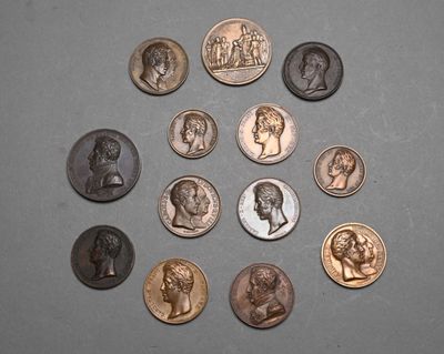 un lot de pièces de monnaie posées sur une table