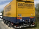 un camion jaune et bleu qui roule sur la route