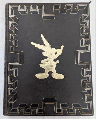 un vieux livre sur lequel figure une image de Mickey Mouse