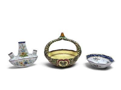 trois types différents de vases et de coupes décoratifs posés sur une surface blanche