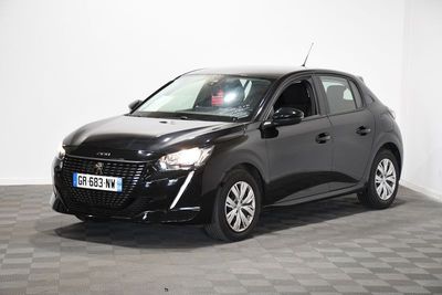 La voiture noire est garée sur le sol à damier de la pièce.