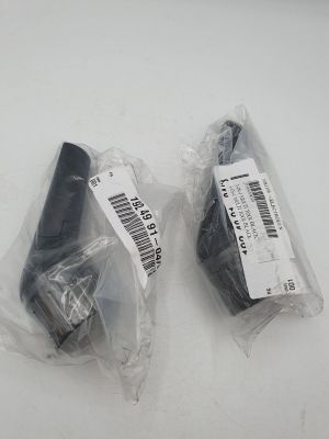 deux morceaux de plastique emballés dans des sacs en plastique, posés sur une surface blanche