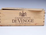 une boîte en bois sur laquelle est apposée une étiquette indiquant « champagne de venoce »