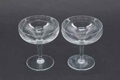 deux verres à vin transparents posés sur une table noire