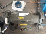 une machine posée sur le sol du garage