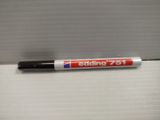 un stylo posé sur une boîte