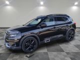 Une Citroën noire de 2020 est garée dans une pièce au sol carrelé en damier