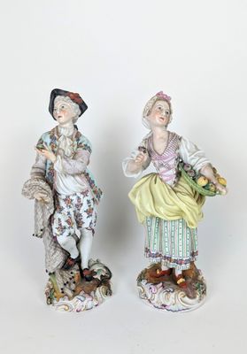 paire de figurines en porcelaine représentant un homme et une femme