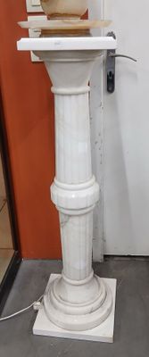un socle blanc surmonté d'un bol