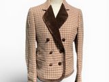 une photo d'un costume sur un mannequin