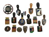 un grand nombre de badges sur une surface blanche