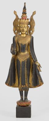 une image représentant une statue d'une femme vêtue d'une tenue noire et dorée