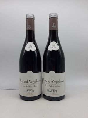 deux bouteilles de vin rouge posées l'une à côté de l'autre sur une table