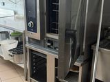 une cuisine professionnelle équipée d'appareils électroménagers en inox et d'une poubelle