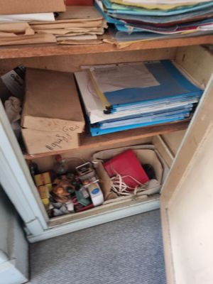 une armoire contenant beaucoup de papiers et d'autres objets