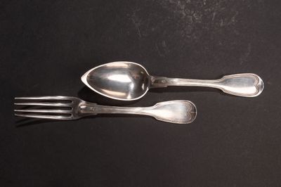 deux cuillères et une fourchette posées sur une surface noire