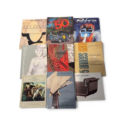 un grand nombre de livres posés sur une table