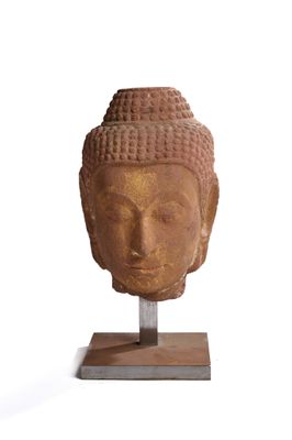 statue représentant une tête de Bouddha posée sur un socle en bois