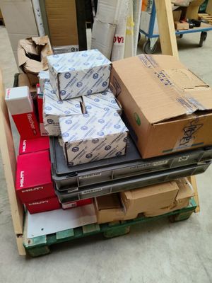 plusieurs boîtes empilées sur une palette