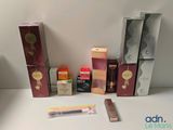 de nombreuses boîtes contenant différents types de produits cosmétiques sur la table