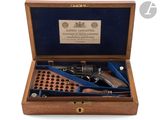 un vieux pistolet dans un coffret en bois sur fond blanc