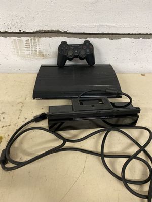 une console de jeux vidéo et un chargeur posés sur une table