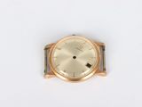 une image d'un gros plan d'une montre-bracelet sur une surface blanche