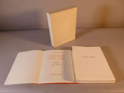 deux livres posés l'un à côté de l'autre sur une table