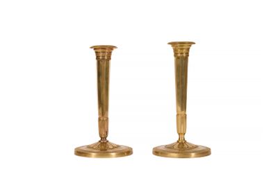 213 Deux bougeoires au carquois en bronze ciselé, les fûts f…