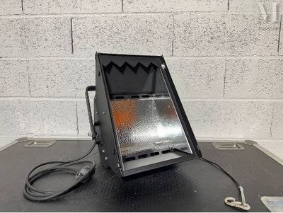 une photo d'un radiateur posé sur une table, à côté d'un mur de briques